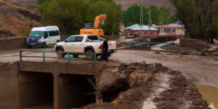 Van'da etkili olan sağanak sele yol açtı