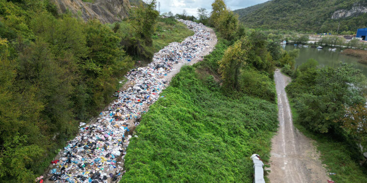 Vahşi depolama alanı dolunca, çöpler yola dökülmeye başlandı