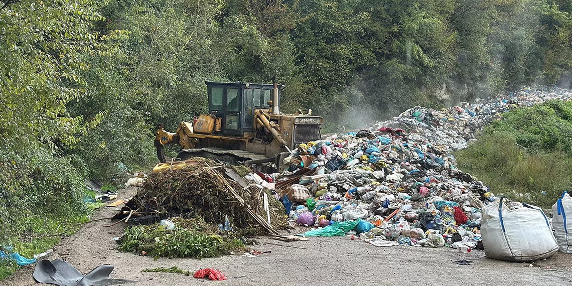 Vahşi depolama alanı dolunca, çöpler yola dökülmeye başlandı