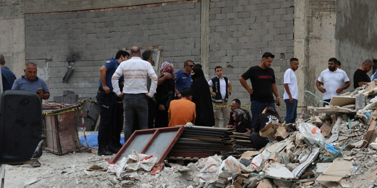 Vinç halatı kopunca taşıma sepeti işçilerin üzerine düştü: 2 ölü