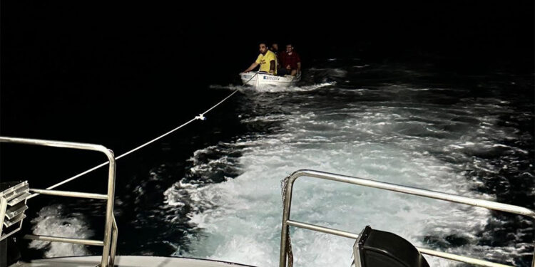 Yalova'da 4 amatör balıkçı denizde mahsur kaldı