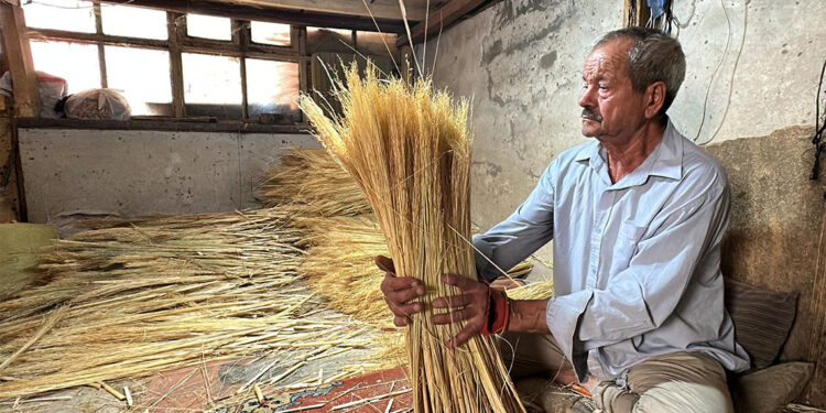 Yarım asırlık süpürge ustası mesleğini yaşatmaya çalışıyor