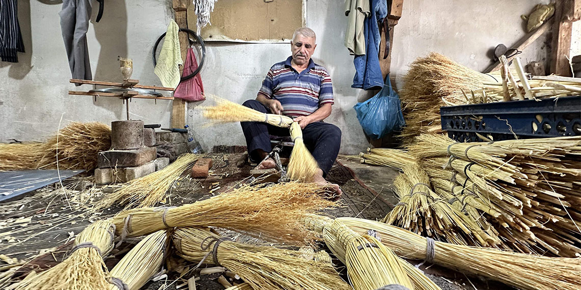 Edirne Süpürge Borsası'nda, mesleğinin son temsilcisi olan yarım asırlık süpürge ustası, teknolojiye yenik düşen mesleğini yaşatmaya çalışıyor.