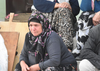 Yaşlı çift, evlerinin yanışını gözyaşlarıyla izledi