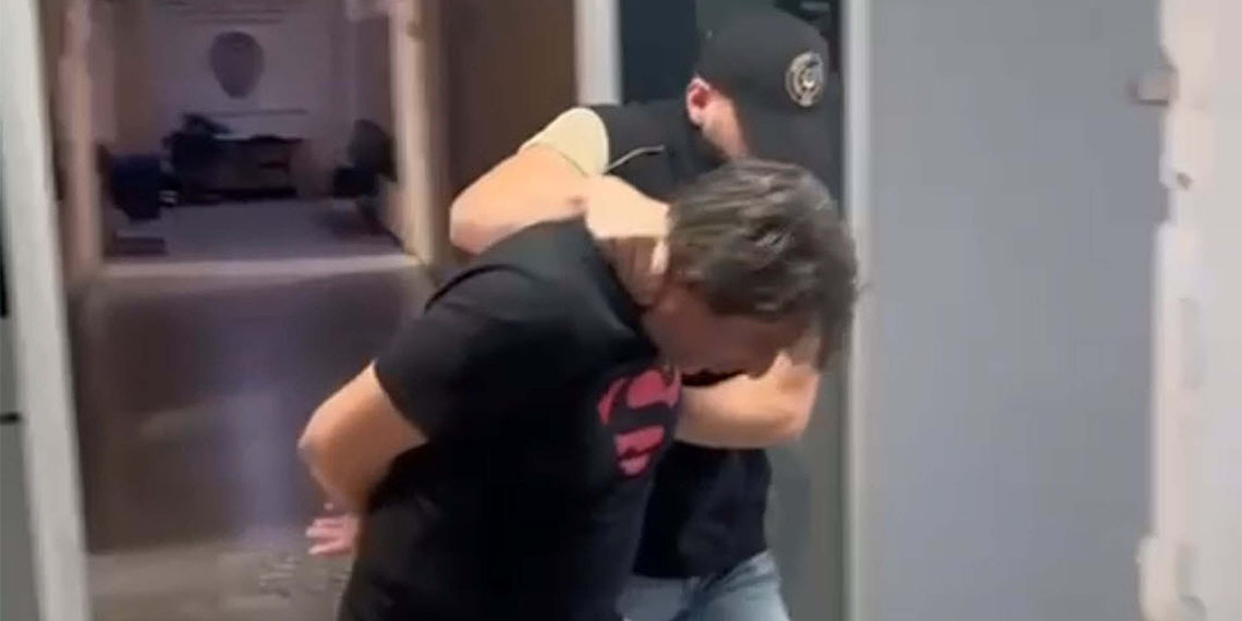 İzmir'in Bornova ilçesinde A.G., eğlence mekanında tanıştığı kız arkadaşı H.D.'yi aynı gün bir kafede silahla rehin aldı.