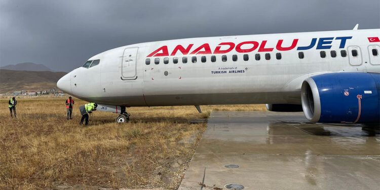 Hakkari'de yolcu uçağı pistten çıktı