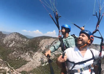 Yamaç paraşütüyle 600 metrede evlenme teklifi