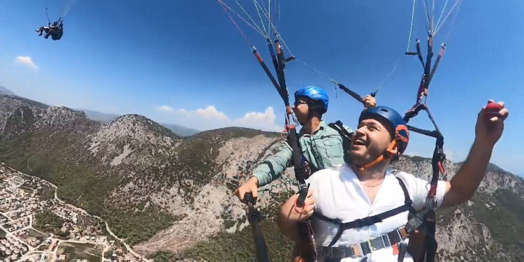 Yamaç paraşütüyle 600 metrede evlenme teklifi