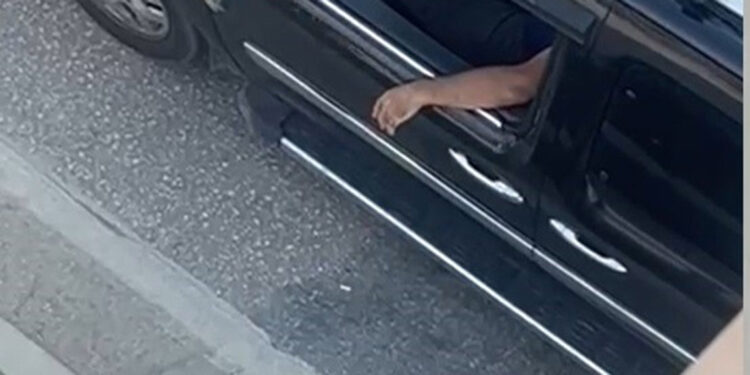 Yerlere izmarit atan sürücüler ile yayalara, 508 bin lira ceza kesildi