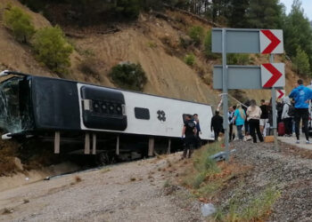 Yolcu otobüsü şarampole devrildi: 5 yaralı