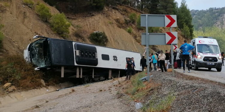 Yolcu otobüsü şarampole devrildi: 5 yaralı