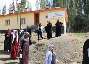 Yüksekova'da kapı kapı dolaşıp kanser taraması yapıyorlar