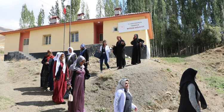 Yüksekova'da kapı kapı dolaşıp kanser taraması yapıyorlar