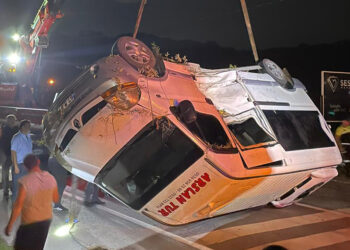 Zonguldak'ta hafif ticari araç ile işçi servisi çarpıştı: 6 yaralı