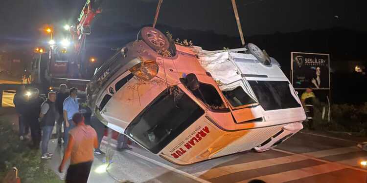 Zonguldak'ta hafif ticari araç ile işçi servisi çarpıştı: 6 yaralı