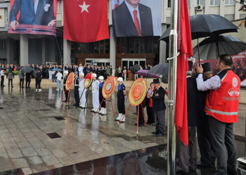 Zonguldak'ta sağanak etkili oldu; gazilere şemsiye tutuldu