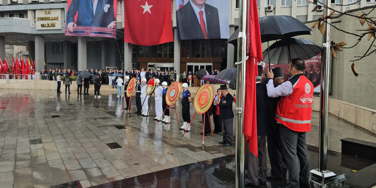 Zonguldak'ta sağanak etkili oldu; gazilere şemsiye tutuldu