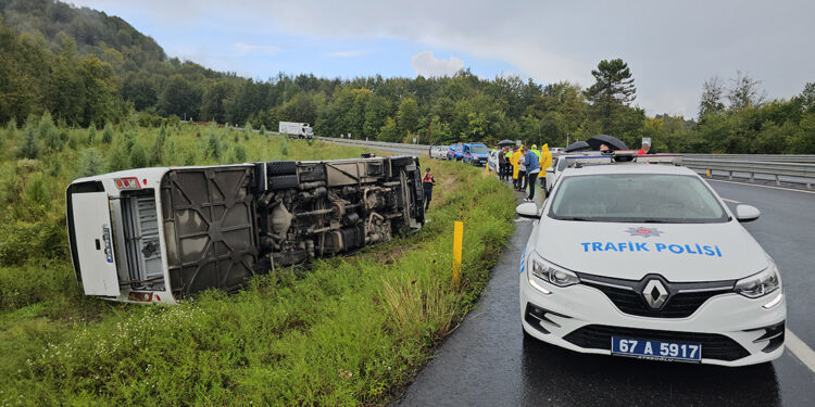 Zonguldak'ta yolcu midibüsü devrildi: 9 yaralı