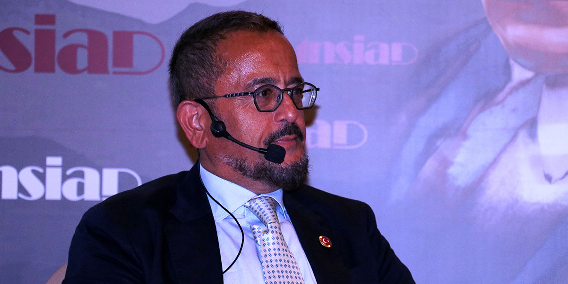 Antalya'da konuşan iş insanı Ali Sabancı tekne kazasından 9 gün sonra hastanede uyandığını belirterek, "Başhekime 'Herkes hayatta mı?' diye sordum" dedi.