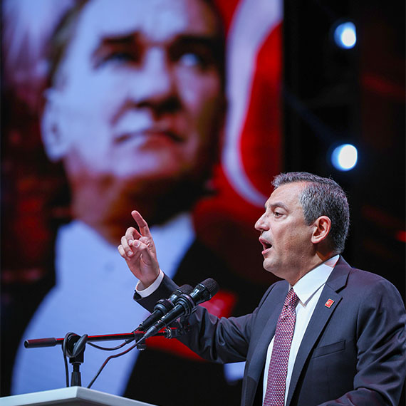 CHP Genel Başkanı Özgür Özel, tüzük değişikliği için gerçekleştirilen 20'nci Olağanüstü Kurultay'da konuştu. Özel, milletvekilliği seçiminde 3 dönem kuralını 2 seçim önceye çektiklerini, genel başkan dahil herkesin ön seçime gireceğini söyledi. Özel, "Bu tüzük ne benimdir ne Kemal Bey'indir. Bu tüzük kapsayıcılığı bakımından bütün komisyon eliyle bu örgütümüzündür" dedi.