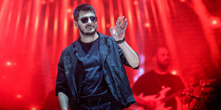 Semicenk sevilen şarkılarını İzmirliler için söyledi