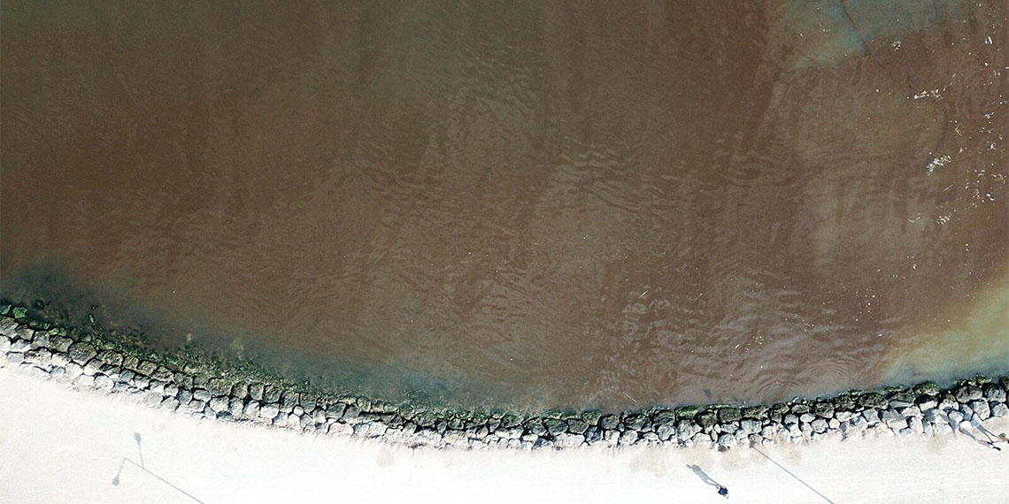 İzmir Körfezi Bilim Kurulu Üyesi Ege Üniversitesi (EÜ) Fen Fakültesi Biyoloji Bölümü Hidrobiyoloji Anabilim Dalı Öğretim Üyesi Doç. Dr. İnci Tüney Kızılkaya, ‘İzmir Körfezi'ndeki kırmızılık havalar soğuyunca kaybolacak’ dedi.