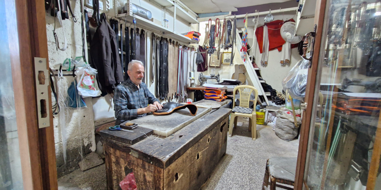 12 yaşında başladığı saraçlık mesleğini 80 yıldır sürdürüyor