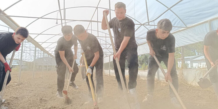 133 yıldır kapanmayan tek okul; öğrenciler ürün yetiştirip, kazanç sağlıyor