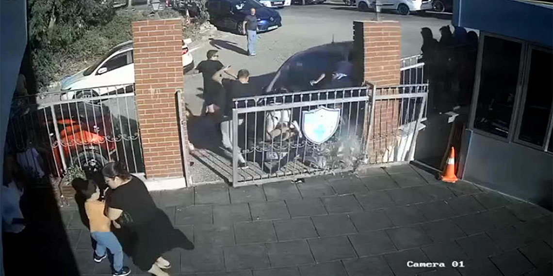 İzmir'in Narlıdere ilçesinde 17 gün arayla iki kez otomobilin girdiği okulun önünde demir dubalı önlem alındı.