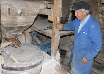 2 asırlık su değirmeni halen hizmet veriyor