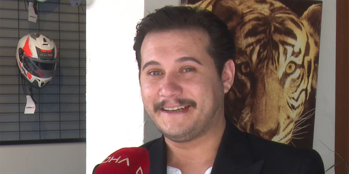 Sosyal medyada 'Taklitman’ adıyla bilinen Mehmet Dindar sesiyle 200 ünlü ismi taklit ediyor. 200 ses taklidiyle, ‘Dünyada en çok ses çıkartan insan’ olarak Guinness Rekorlar Kitabı’na giren Bursalı komedyenin şimdiki hedefi ise Hollywood.