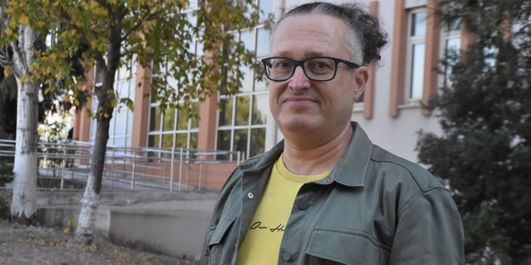 25 yıllık doktor, film yönetmenliği için okul sıralarına geri döndü