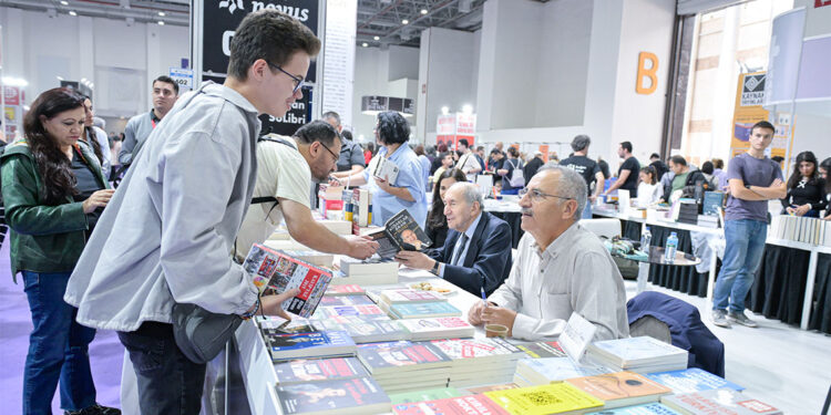 4. İzmir Kitap Fuarı hafta sonu on binleri ağırladı