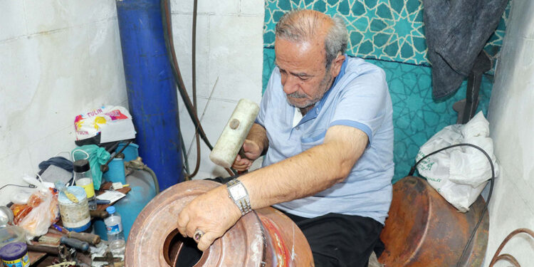 Bakırcılar Çarşısı'nda 70 yıldır bakır işliyor