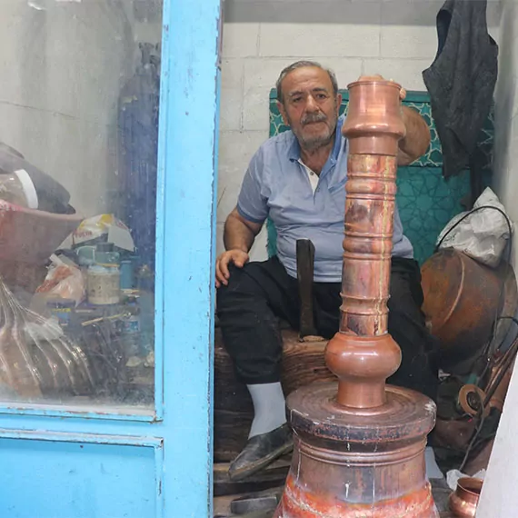 Gaziantep'in tarihi bakırcılar çarşısı'nın en yaşlı bakır ustası miktat çelik (83), 13 yaşında çırak olarak başladığı ve 70 yıldır sürdürdüğü mesleğine son 10 yıldır 3 metrekarelik dükkanında devam ediyor.