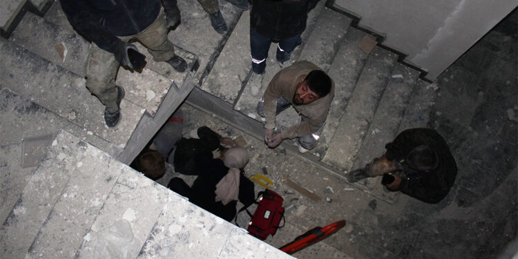 Merdiven boşluğuna düşen işçi yaralandı