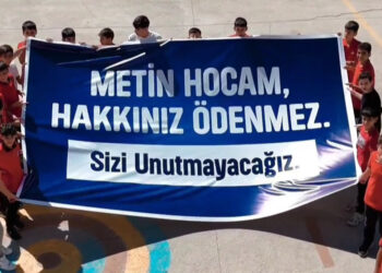 42 yıllık öğretmen, meslek hayatına sürpriz törenle veda etti