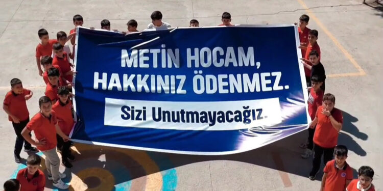 42 yıllık öğretmen, meslek hayatına sürpriz törenle veda etti
