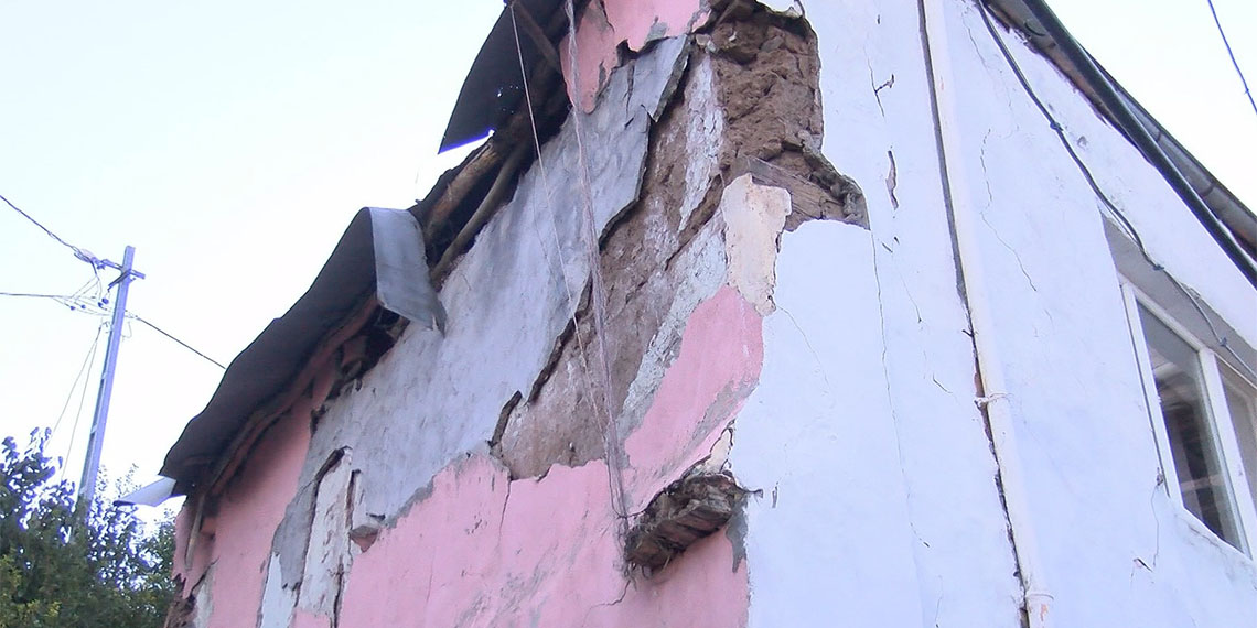 Dün meydana gelen 5.9 büyüklüğündeki depremin merkez üssü Kale ilçesinde vatandaşlar geceyi endişeyle geçirdiklerini söyledi.