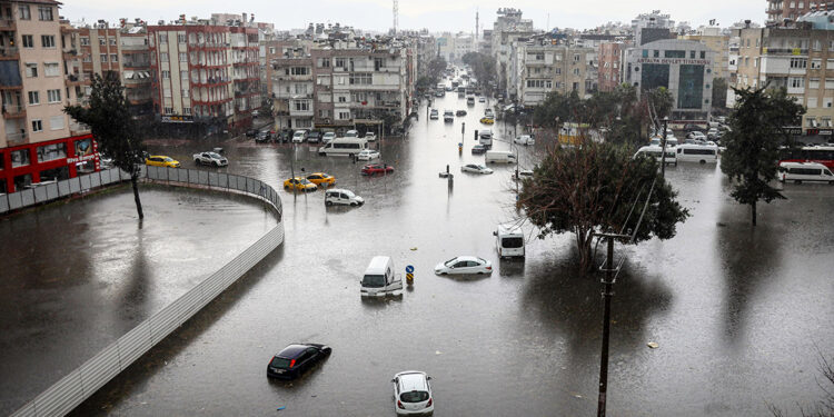 53 yılın en sıcak 8 ayında, 900 ekstrem doğa olayı yaşandı