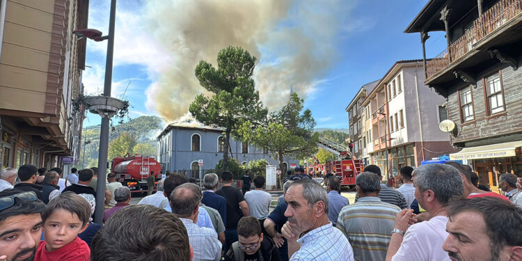 564 yıllık Hasandede Camii'si yangında küle döndü