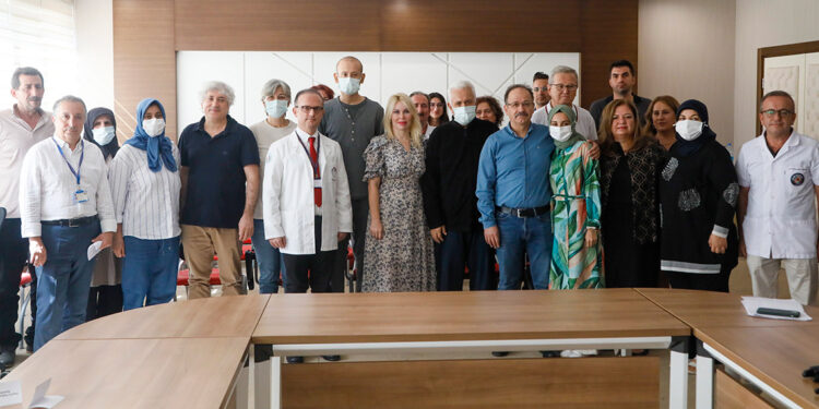 8 kişinin aynı anda girdiği çapraz nakil ameliyatı, 4 hastaya can oldu