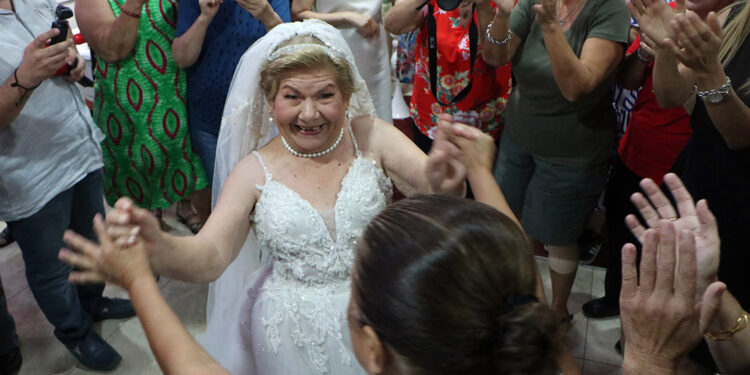 83 yaşında gelinlik giyip, damatsız düğünde çiftetelli oynadı