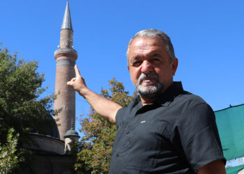 900 yıllık caminin minaresindeki kitabede yazanlar okunamıyor