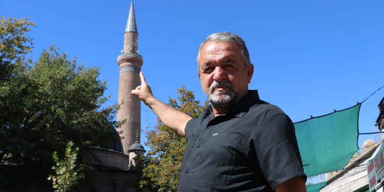 900 yıllık caminin minaresindeki kitabede yazanlar okunamıyor