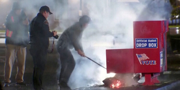 ABD'de yüzlerce oy pusulası yandı