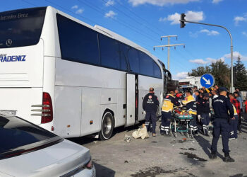 Afyonkarahisar'da yolcu otobüsü ile kamyon çarpıştı