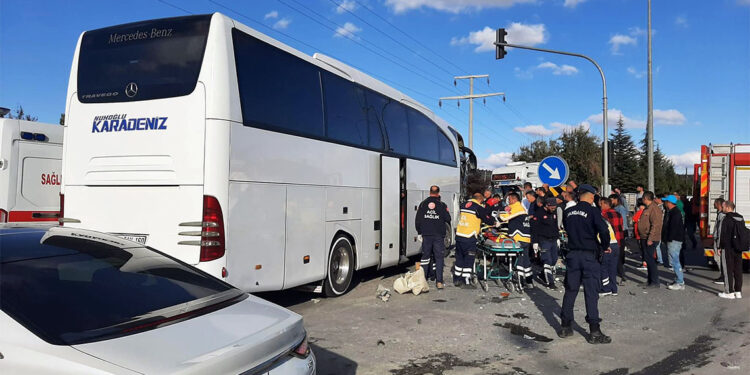 Afyonkarahisar'da yolcu otobüsü ile kamyon çarpıştı