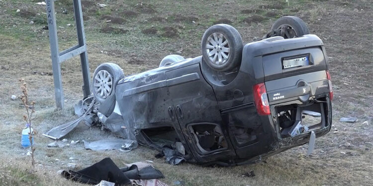 Ağrı'da iki ayrı trafik kazasında 15 kişi yaralandı