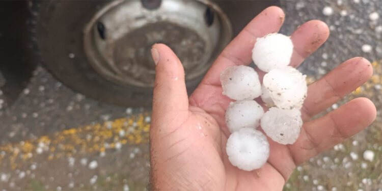 Ağrı'da ceviz büyüklüğünde dolu yağdı